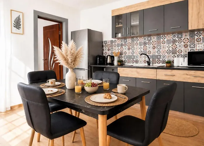 Madalina'S House - Cozy Central 2-Bedroom Apartment